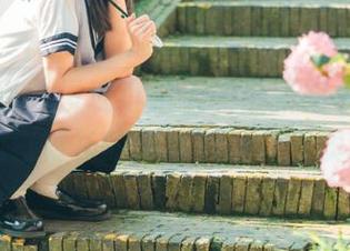 物恋传媒 – 发现小晴天的最新图集更新:穿上白衬衫的清新风格与气质.txt