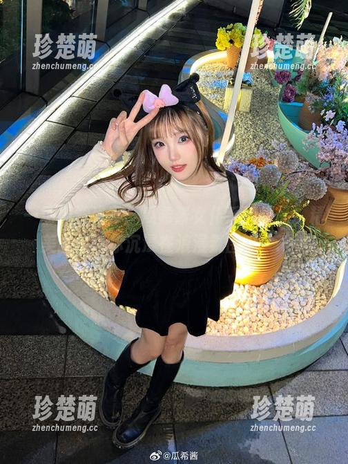 一场视觉盛宴：瓜希酱女仆系列作品，精美图片让你沉浸在浪漫氛围中！.txt