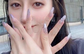 白银81的日常作品让你领略不一样的视角，观看她眼中的世界与独特魅力。.txt
