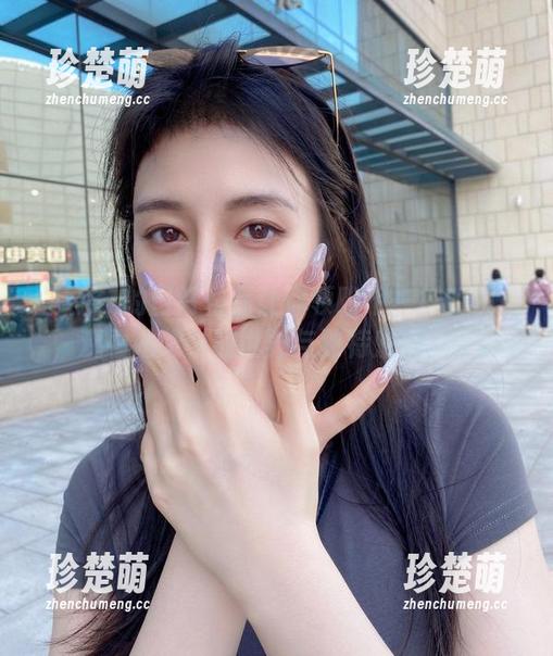 白银81 白银81的日常作品让你领略不一样的视角,观看她眼中的世界与独特魅力。.txt