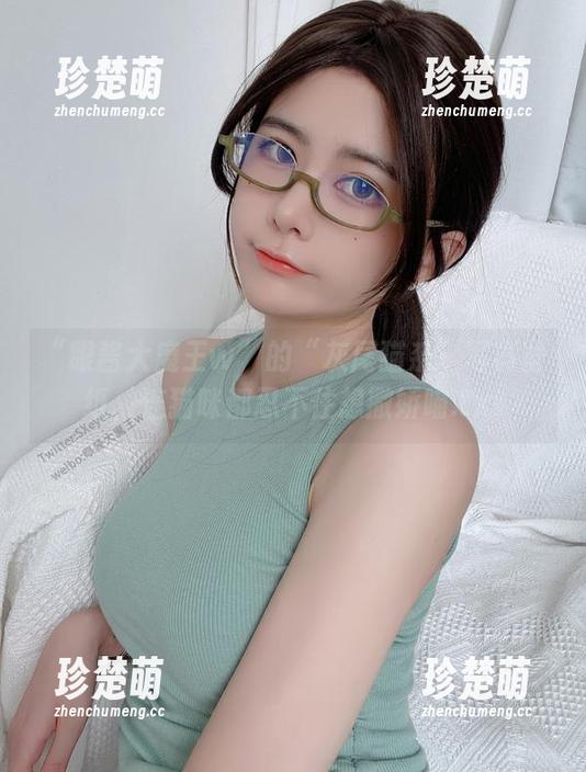 “眼酱大魔王w”的“灰尾猫系”写真壁纸，连猫咪都忍不住想撒娇喵.txt