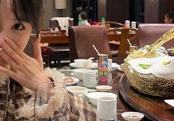 秀人网 – Zoe柚柚全新职业装图包更新，开启职场时尚之旅，快来欣赏吧！.txt