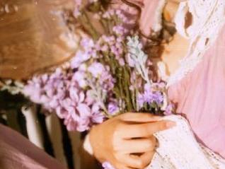 秀人网 – tina甜仔的红裙私房图包,感受她如花似玉的芬芳.txt