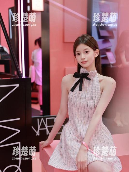 秀人网-千夜未来 秀人网 - 在千夜未来的泳池中畅游:美图图包完美定格,捕捉每一丝激情与自由.txt