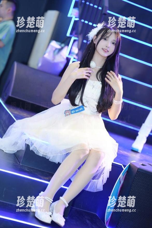 秀人网 - 原图更新！夏诗诗Sally用裸足展现清新魅力，你不容错过！.txt