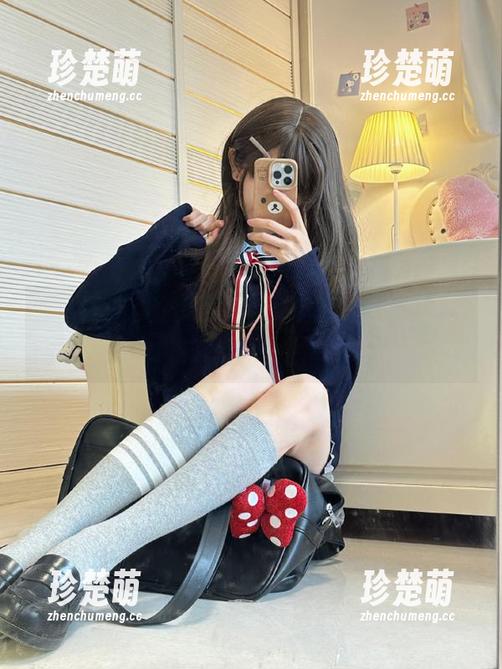 秀人网-梦然同学 秀人网 - 梦然同学全新灰丝风格,原图与图包带来惊艳视觉享受.txt