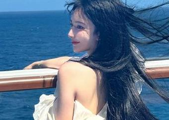 紧急企划 – 小恩写真集大揭秘，学姐的每个姿势都让我忍不住笑出声.txt
