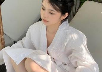 紧急企划 – 无圣光写真下，樱樱樱可裸足展现真实之美，心动不已！.txt
