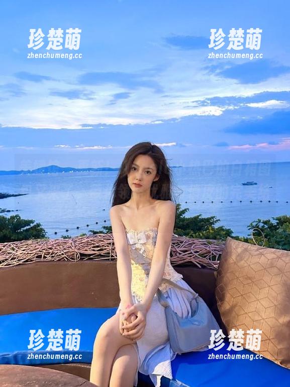 美媛馆-Angela小热巴 美媛馆 - 更新!Angela小热巴的白裙图包又来了,带你领略优雅与俏皮的完美结合!.txt