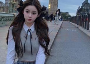 美媛馆 – Manuela玛鲁娜白衬衫摄影之旅:分享图包合集记录每个动人瞬间.txt