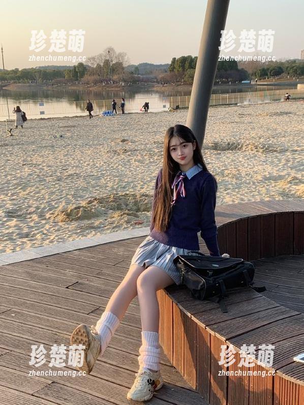 葱油饼er 微密圈 - 探索葱油饼er的艺术世界:红睡衣写真全集原图全景曝光!.txt