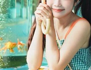 蜜桃社 – 初月的纯白图集更新：透明而纯粹的心灵写照.txt