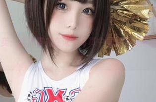 探索无圣光的美：蜜汁猫裘在泳装写真中展现完美曲线与自信姿态.txt