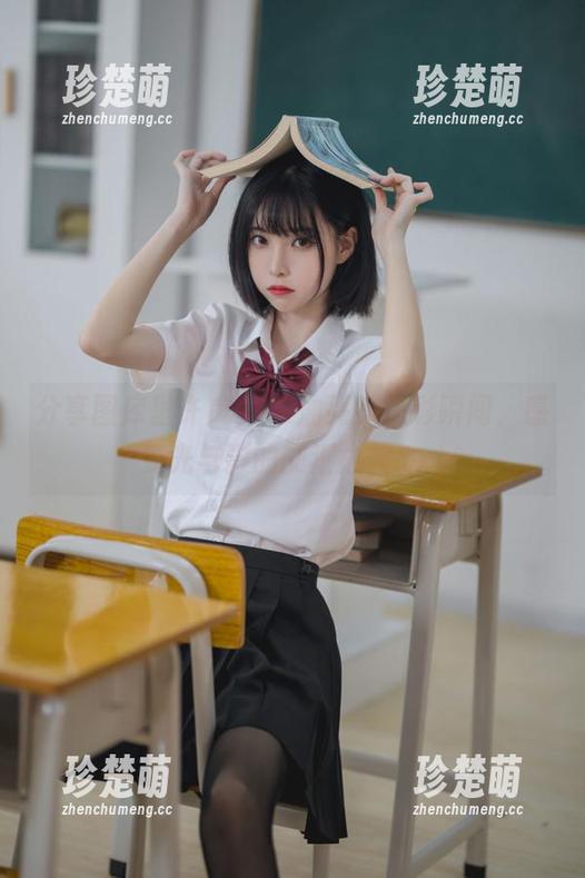 分享图库里许岚LAN油亮的精彩瞬间，感受光与影的交汇之美.txt