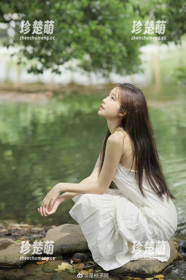 青豆客-妮小妖 青豆客 - 在妮小妖纯白世界中徜徉:无圣光优雅套图展现真实自我.txt