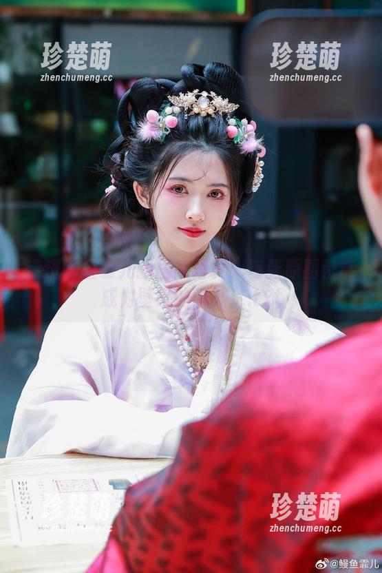 走进鳗鱼霏儿的居家写真：每张原图都能成为壁纸的新宠！.txt
